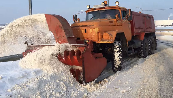 Снегоуборочная машина ЗИЛ 131 со шнеком и механизмом отбрасывания снега